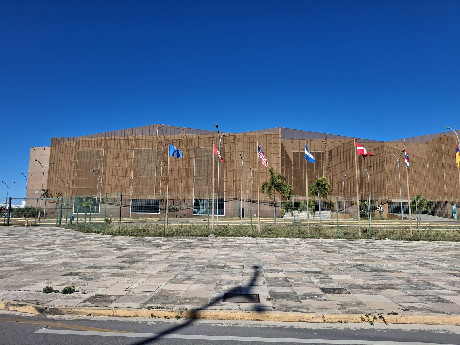 Fachada do Centro de Eventos do Ceará, em Fortaleza, com bandeiras de países na entrada