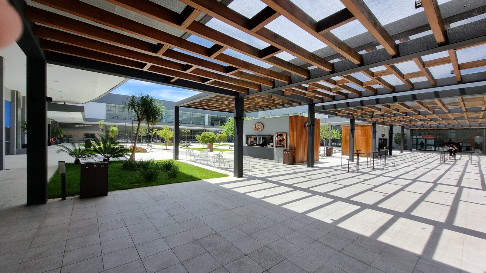 Área de convivência coberta do Transamerica Expo Center, com praça de alimentação e mesas
