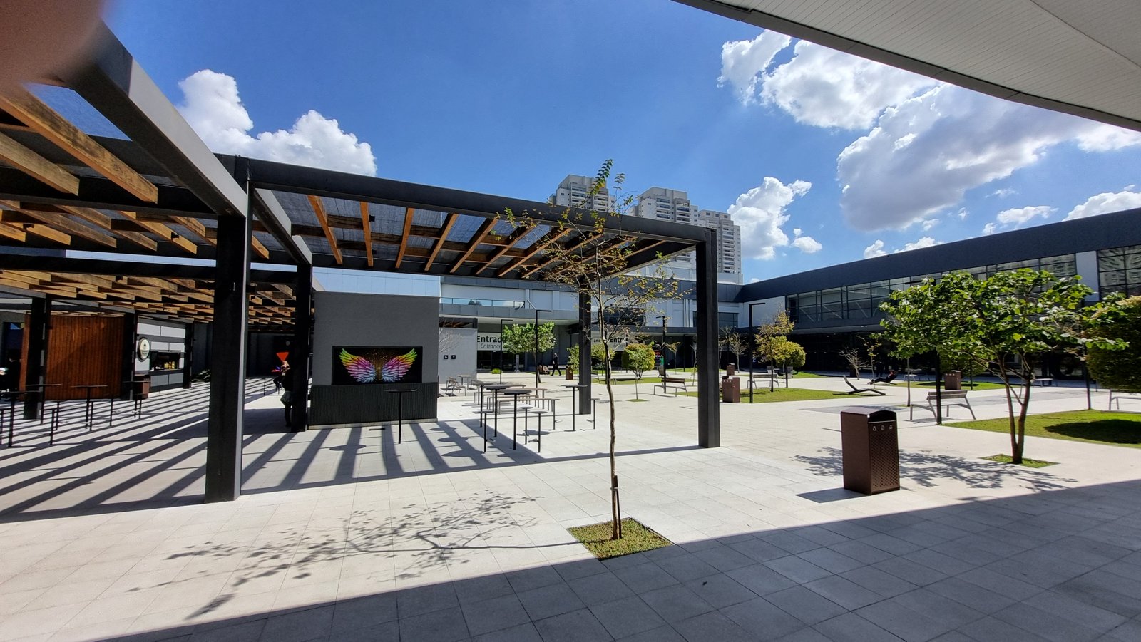 Pátio interno do Transamérica Expo Center, em São Paulo, com acesso aos pavilhões de exposição