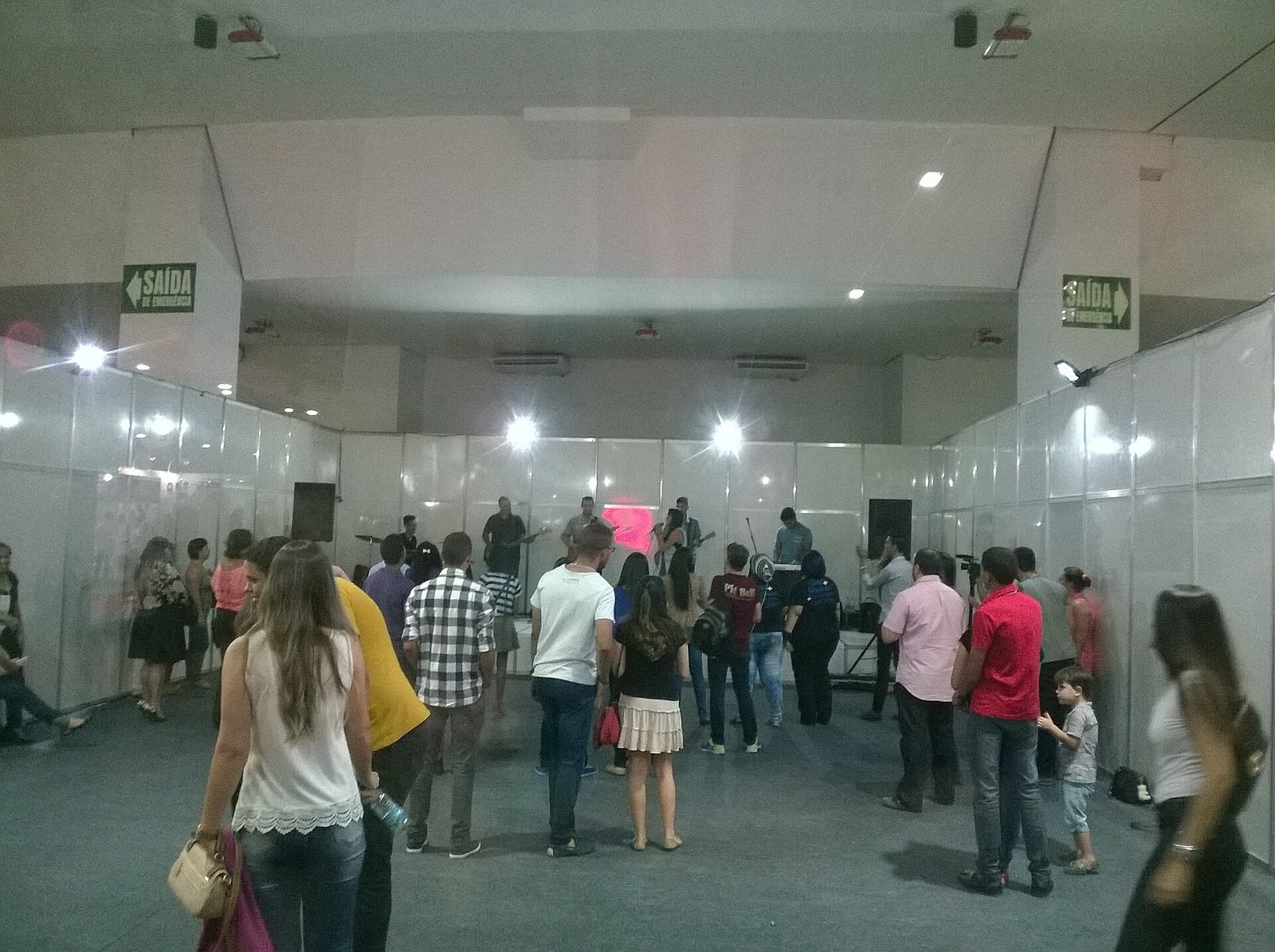 Público reunido em área expositiva do Centro de Convenções de Goiânia durante um evento com apresentação no palco