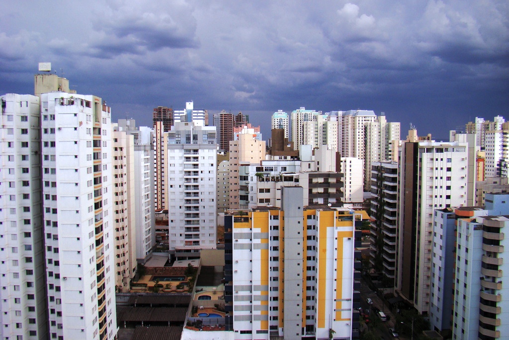 Prédios comerciais no Setor Bueno, polo de negócios de Goiânia