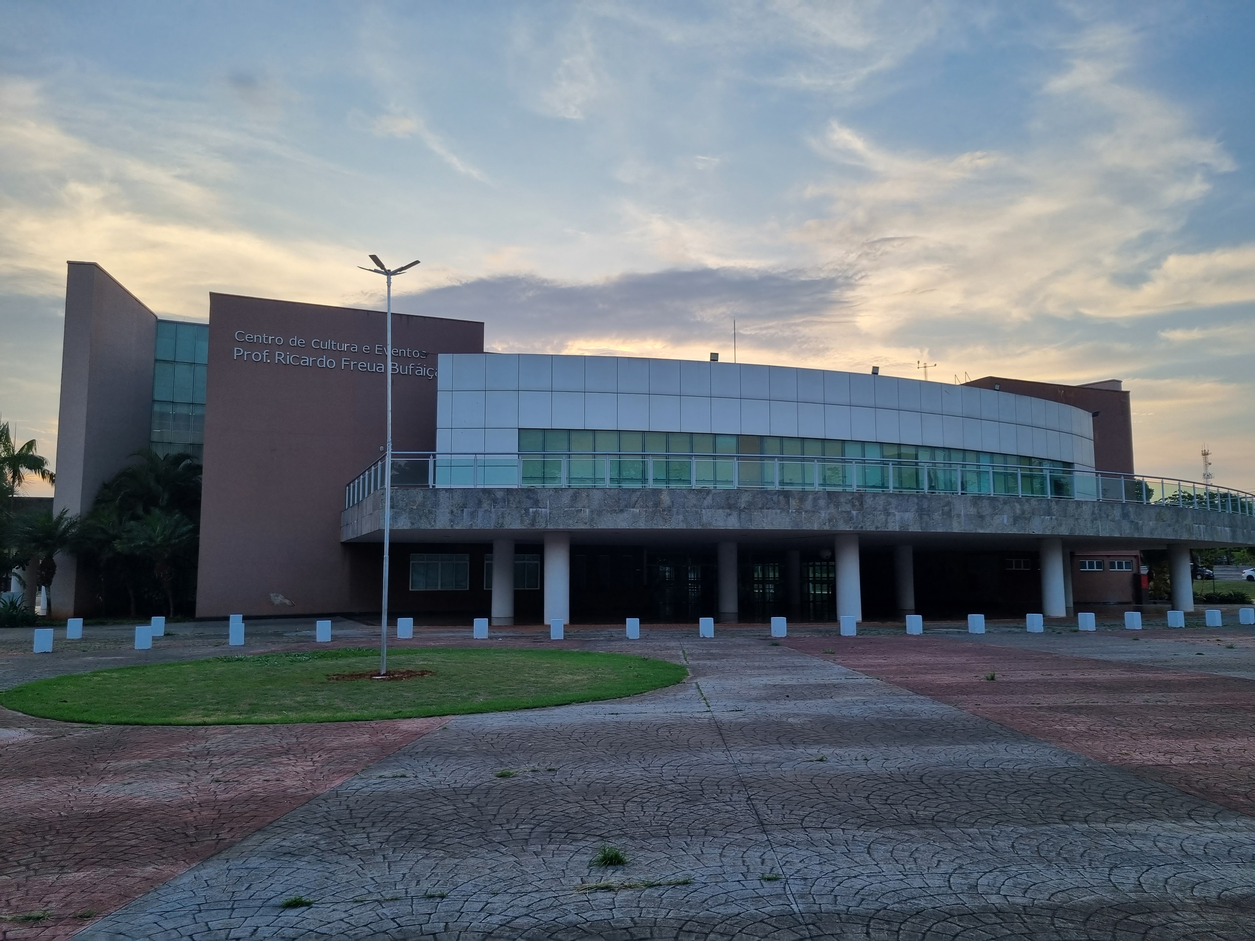 Fachada do Centro de Cultura e Eventos Prof. Ricardo Freua Bufáiçal, no campus Samambaia da UFG, em Goiânia