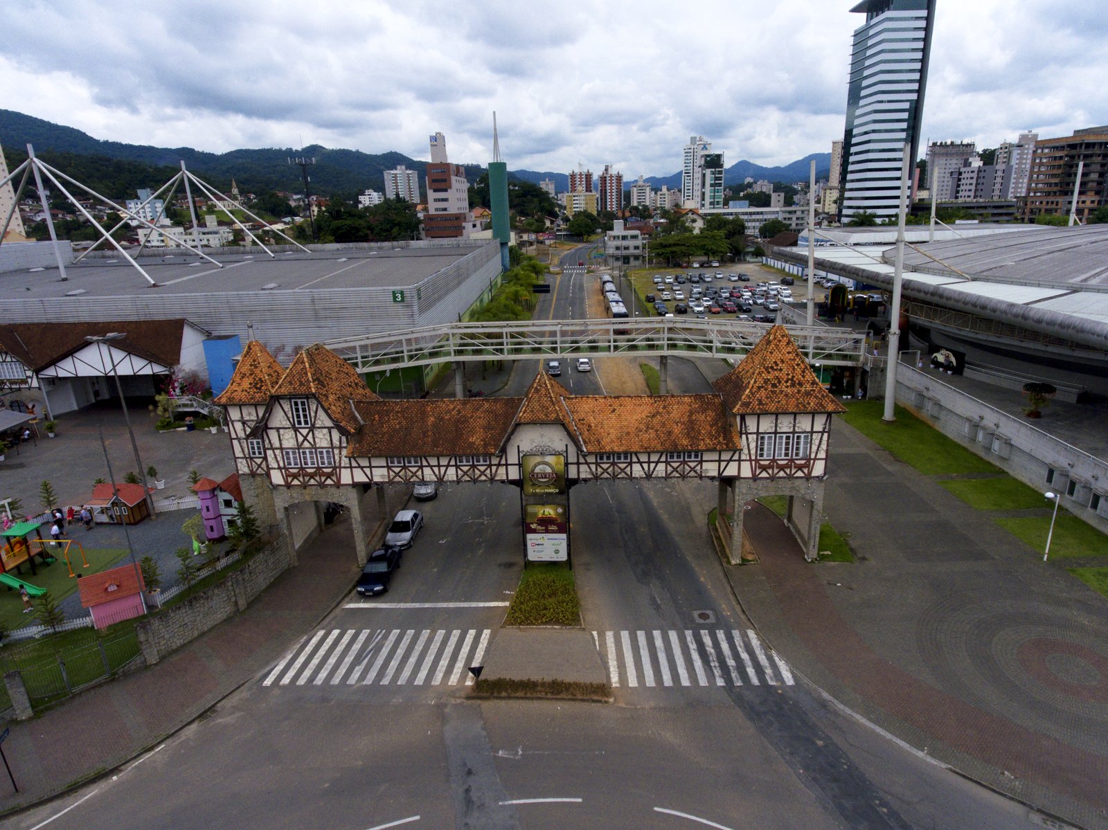 Vista aérea do Parque Vila Germânica, em Blumenau, onde acontece a estrutura da Oktoberfest