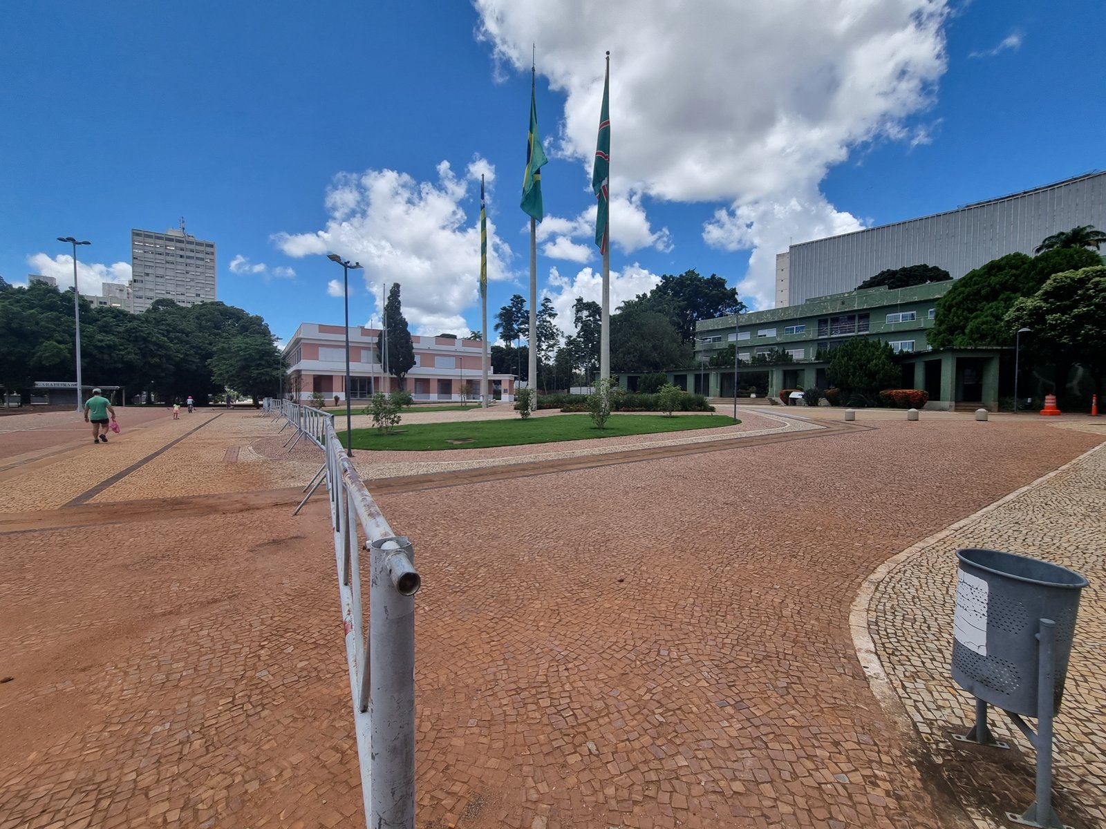 Praça Cívica, centro histórico de Goiânia, cercada por prédios públicos e áreas verdes