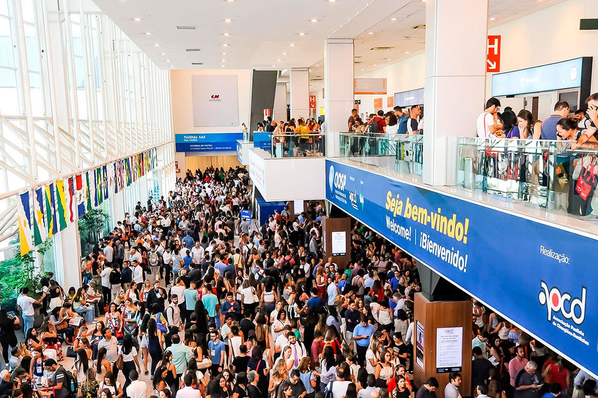 Corredor interno lotado de visitantes durante evento de grande porte no Expo Center Norte, em São Paulo