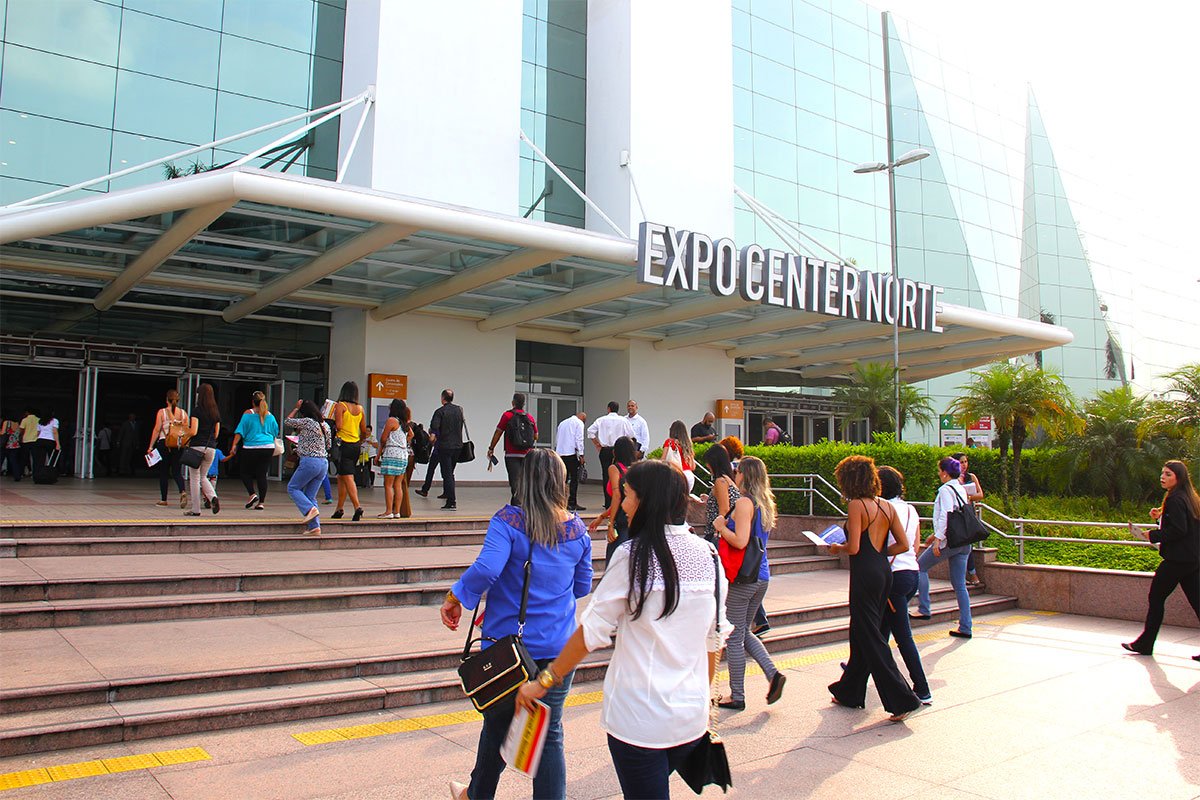 Entrada do Expo Center Norte, em São Paulo, com visitantes subindo a escada rumo ao pavilhão