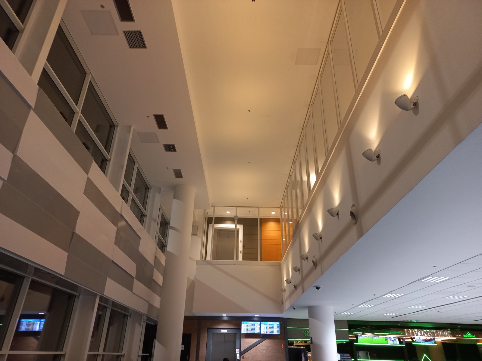 Corredor interno moderno do Aeroporto Internacional de Guarulhos, em São Paulo