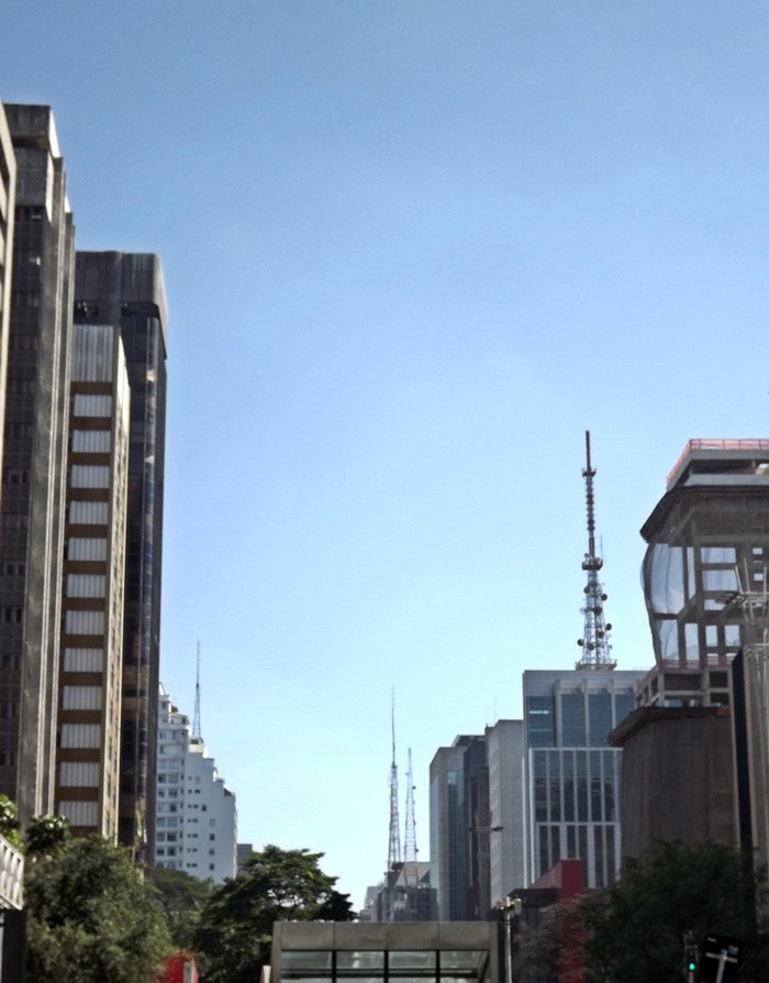 Skyline da Avenida Paulista, em São Paulo, com prédios comerciais e antenas de telecomunicação
