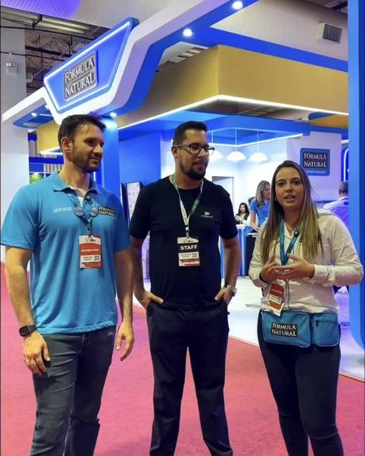 Equipe operando estande de cliente em feira